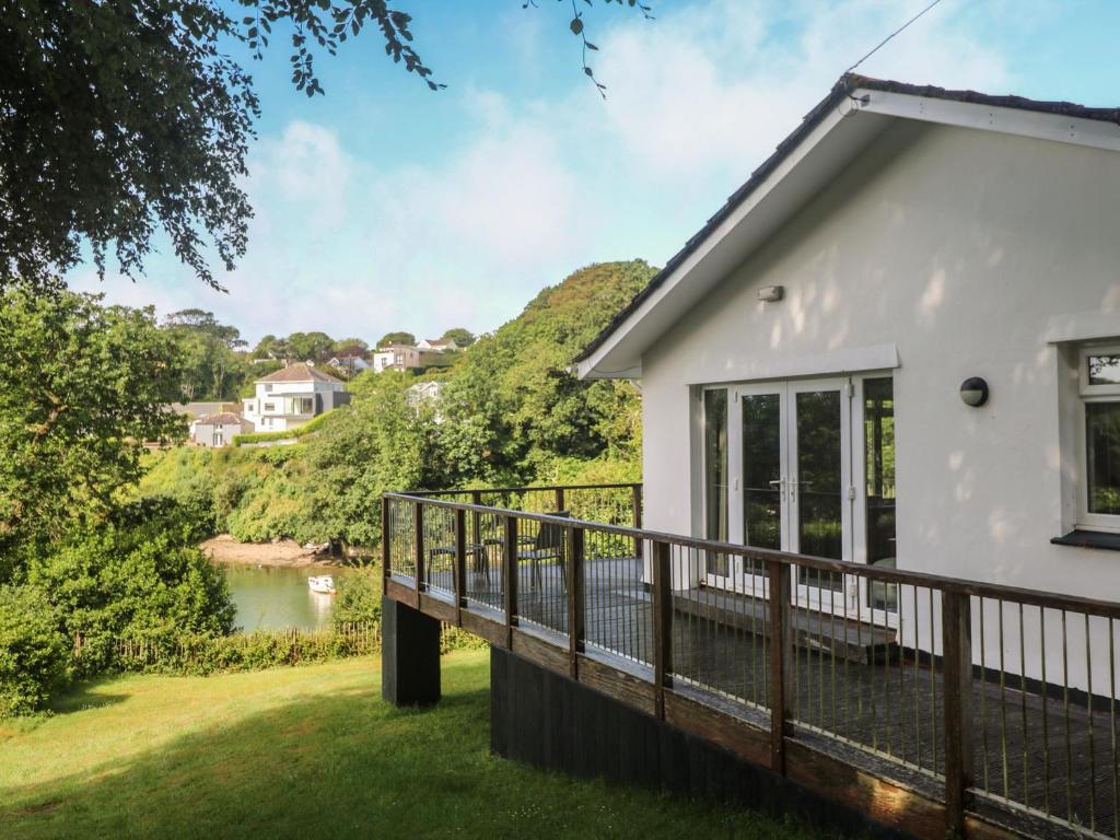 The Meadow, Truro - pet-friendly waterside bungalow