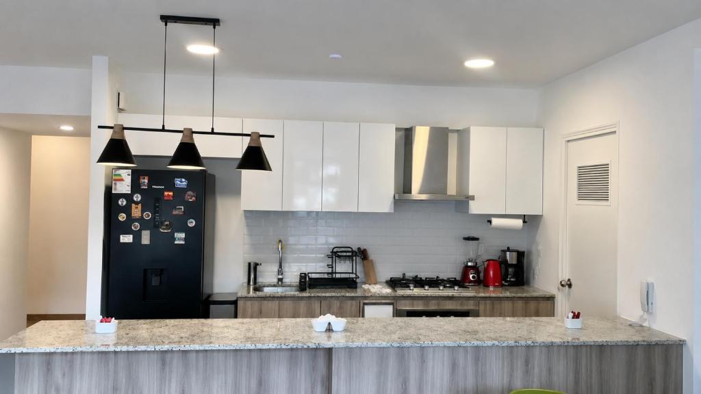 Modern Miraflores 2BR Flat Park View Balcony King Bed - 5