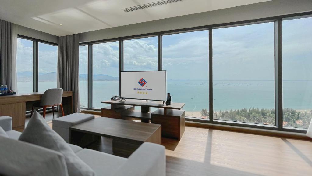 Long Thuận Hotel & Resort