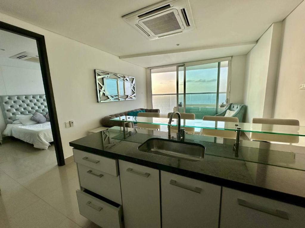 1 Bedroom Beachfront 40th Floor - 4