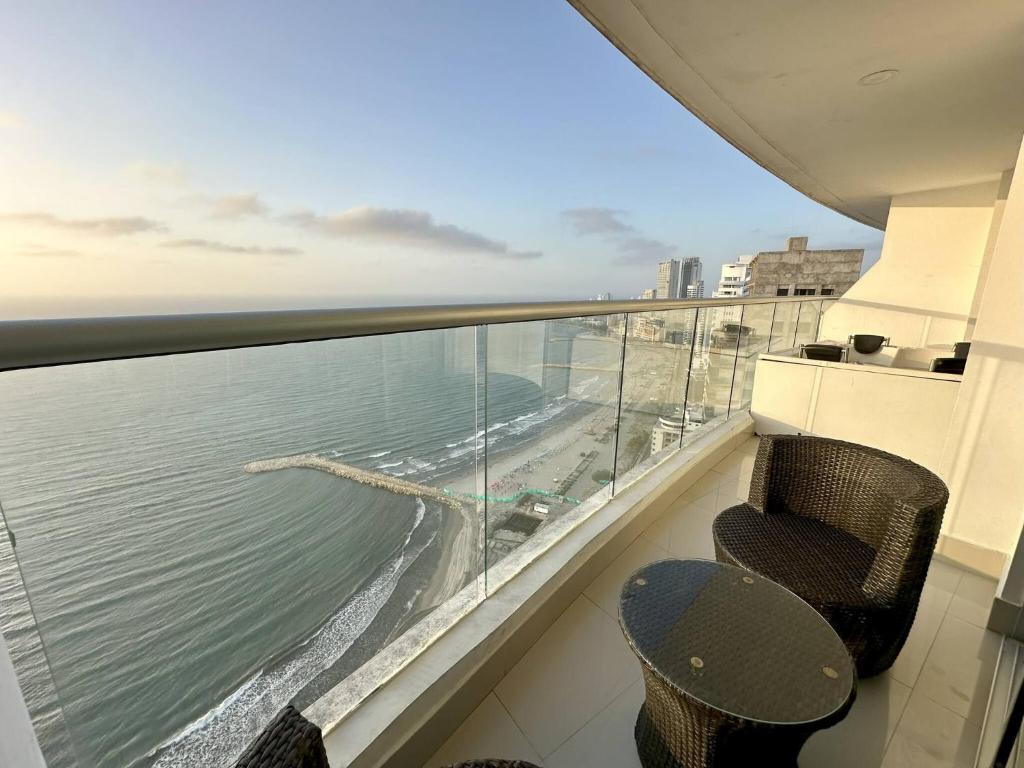 1 Bedroom Beachfront 40th Floor - 5