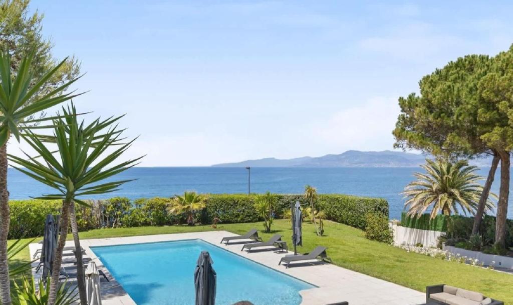 Villa with stunning sea views on prestigious area - 1