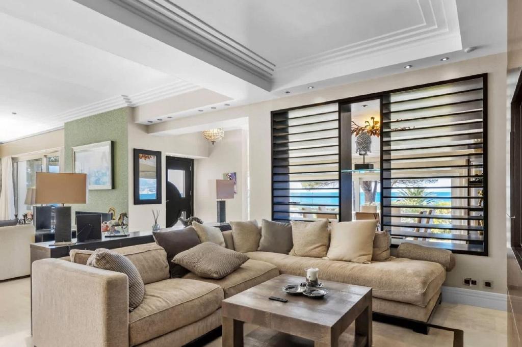 Villa with stunning sea views on prestigious area - 3