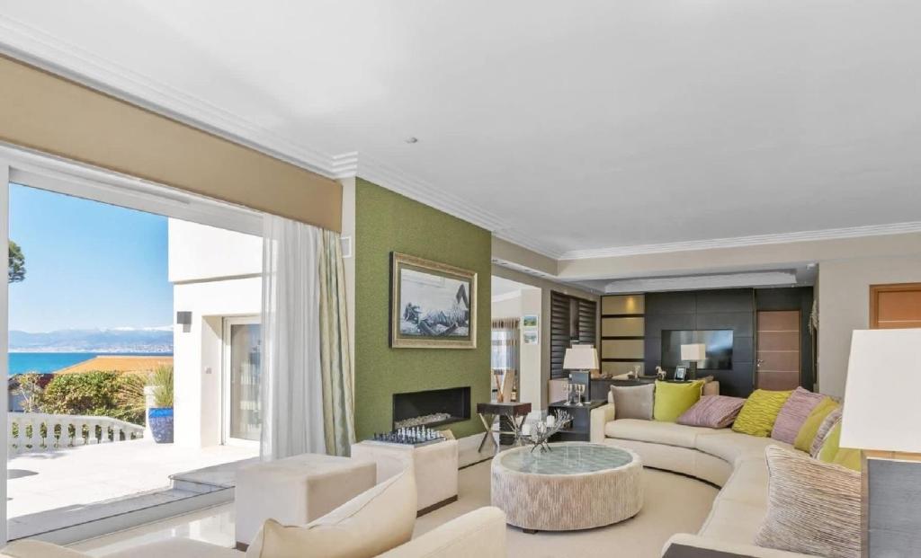 Villa with stunning sea views on prestigious area - 4