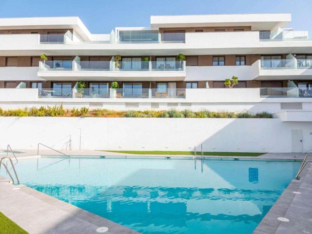 Pool - FREE Parking - Balcony - Close to stores - 1