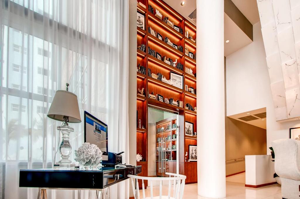 Churchill Suites Monte Carlo Miami Beach photo