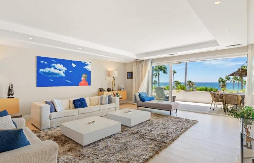 Penthouse with landscaped tropical gardens - 2
