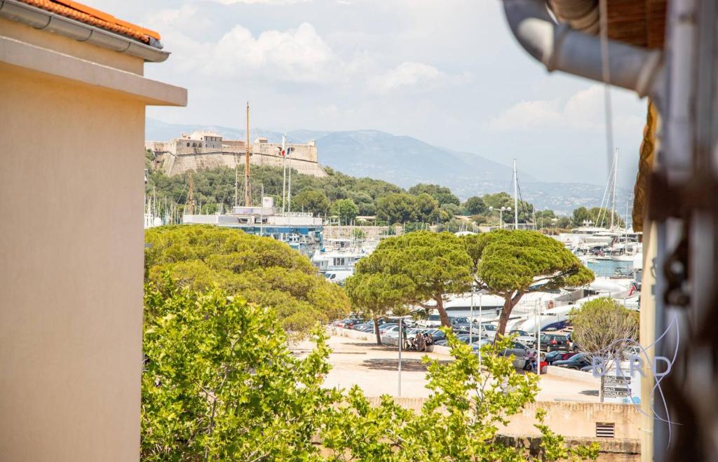 Beautiful authentic apartment in the heart of old Antibes - 4