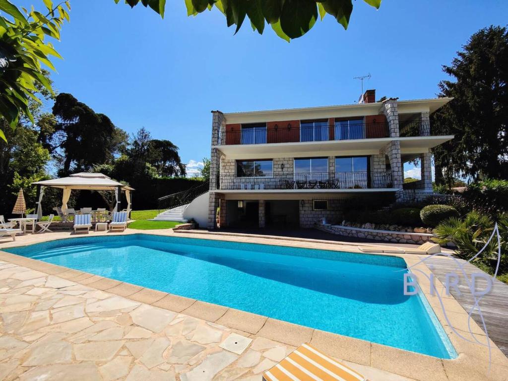 Magnificent residence with swimming pool and garden in Mougins - 2
