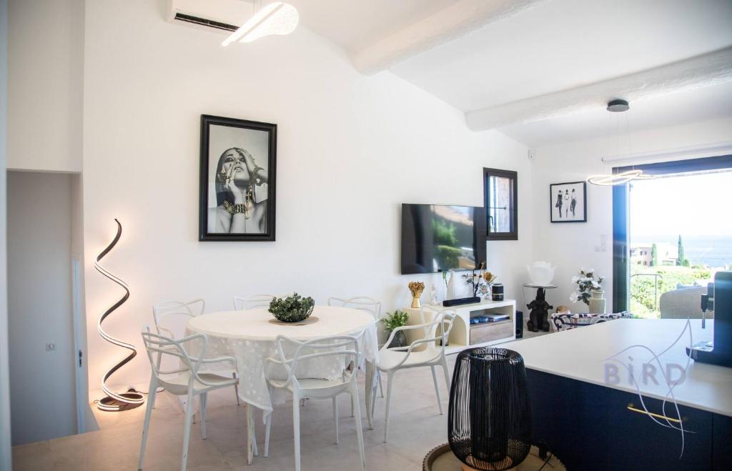 Sumptuous villa with sea view and its renovated outbuilding in the heart of - 5