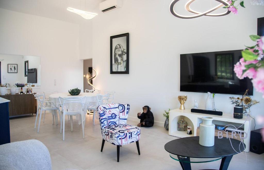 Sumptuous villa with sea view and its renovated outbuilding in the heart of - 4