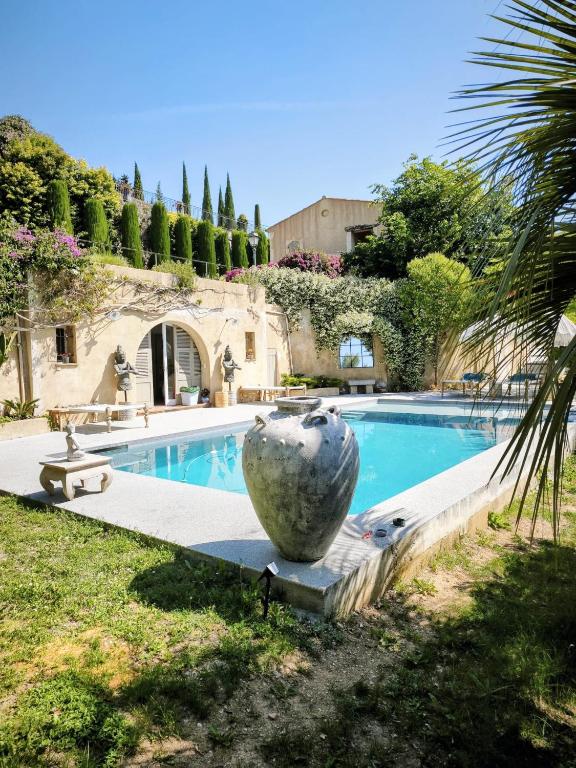 Villa vue mer au pied du célebre village de Mougins - 1