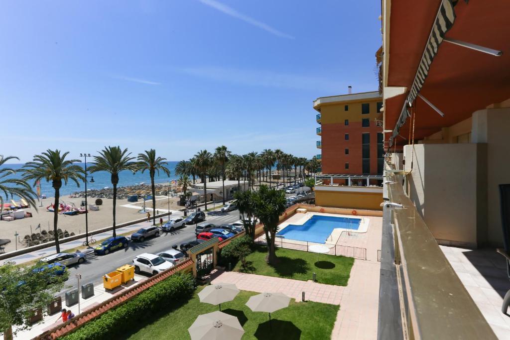 Primera Línea de Playa con Gran Terraza - 2