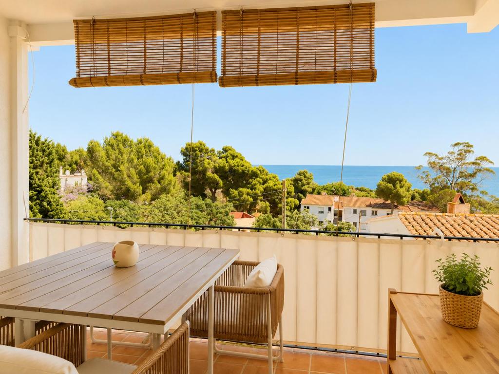 Bright Apartment with Stunning Sea Views - 3