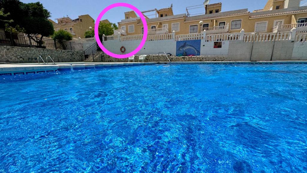 Soleado adosado esquinero frente a piscina - 2