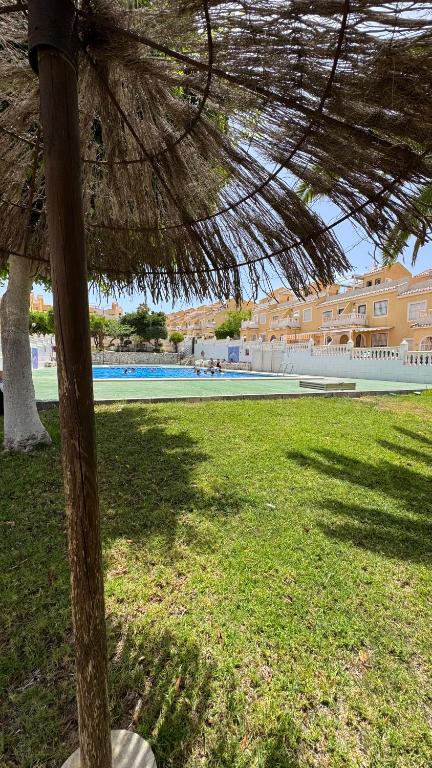 Soleado adosado esquinero frente a piscina - 5