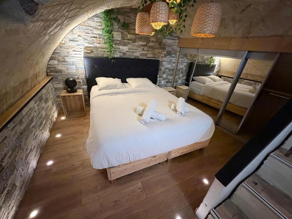 Le Secret de Sainte-Anne Écusson vaulted suite - 1