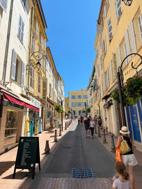 Charmant T2 climatisé au cœur du Vieil Antibes - 2