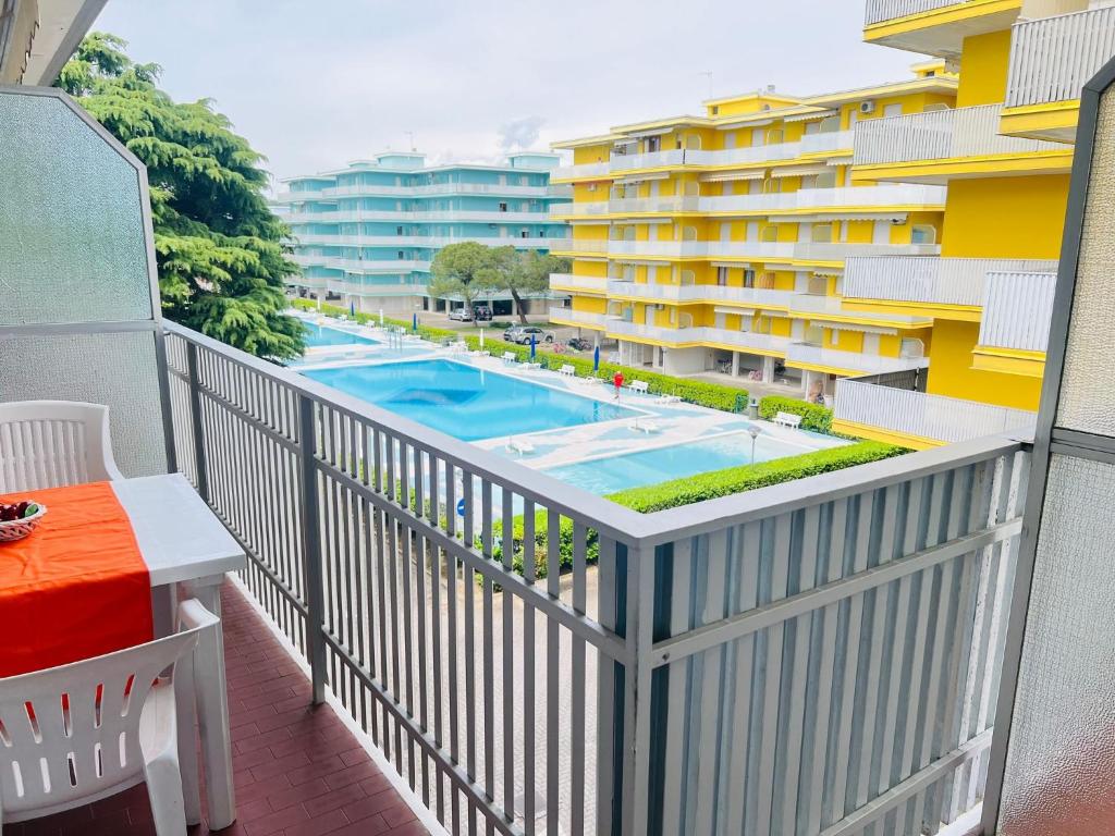 Relaxing flat by the pool with sports courts - 2