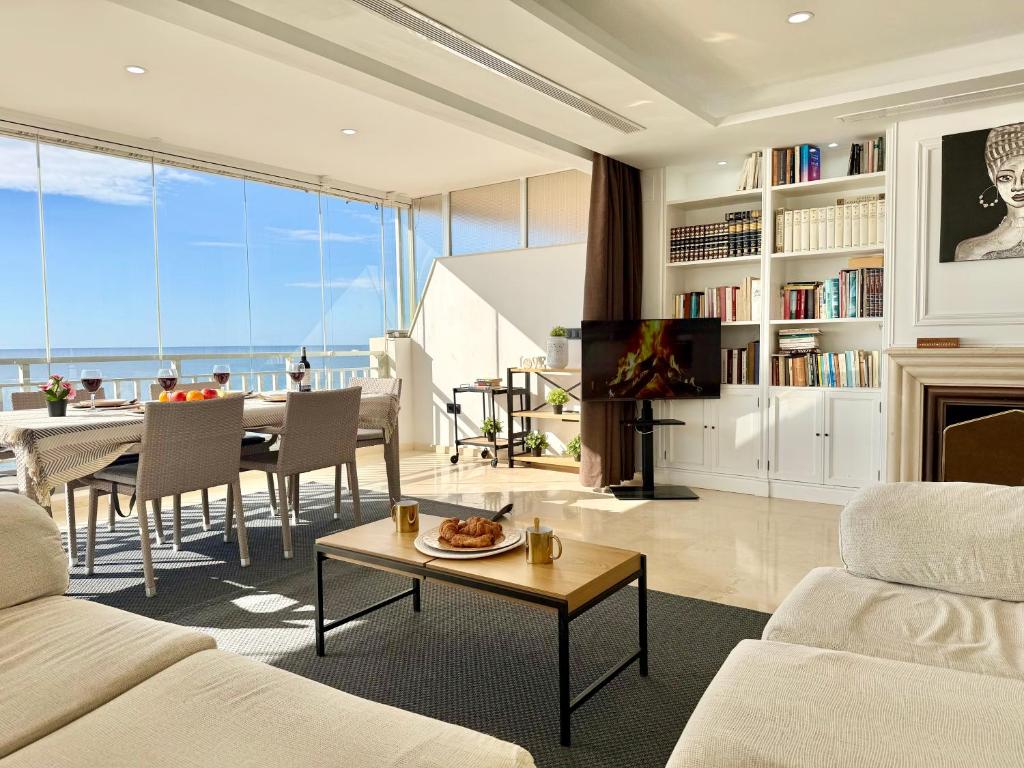 Luxury Beachfront Bright & Spacious by TuriVida - 3