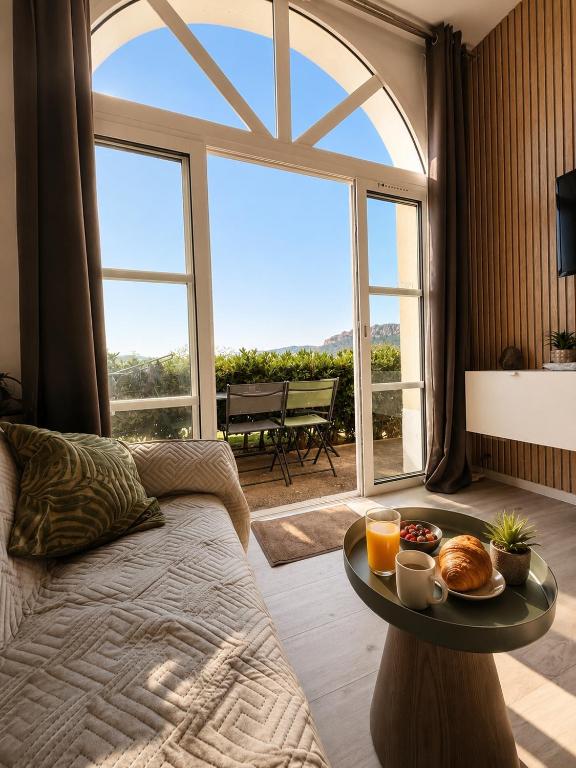 Appartement rénové rare au centre du village de Cap Esterel - 1