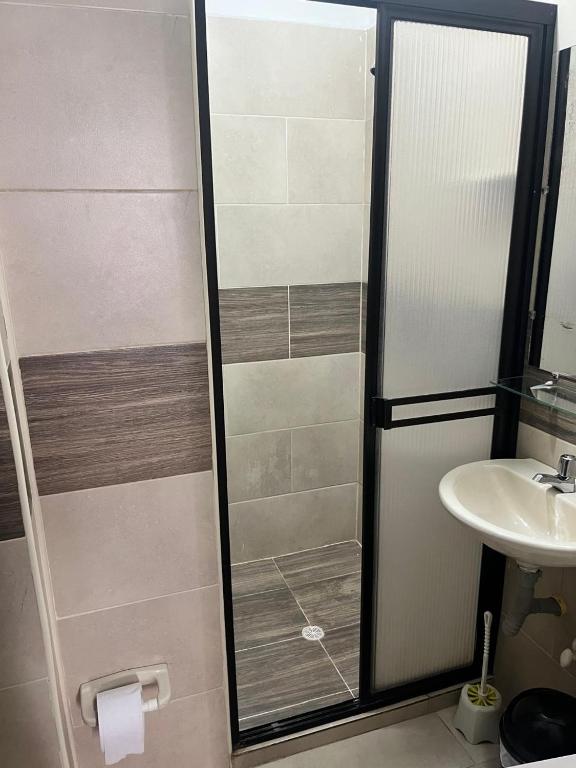 Habitación Privada con Aire Acondicionado y Piscina Cercana - 4