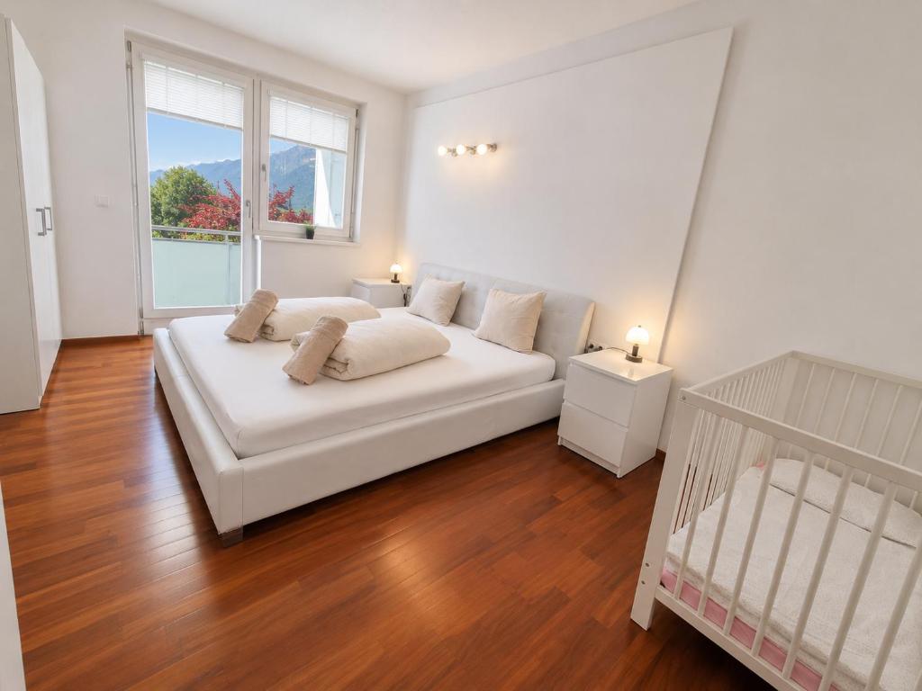 Mountain View Apartment Spacious Stay with 2 Parking - 2
