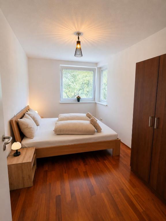 Mountain View Apartment Spacious Stay with 2 Parking - 3