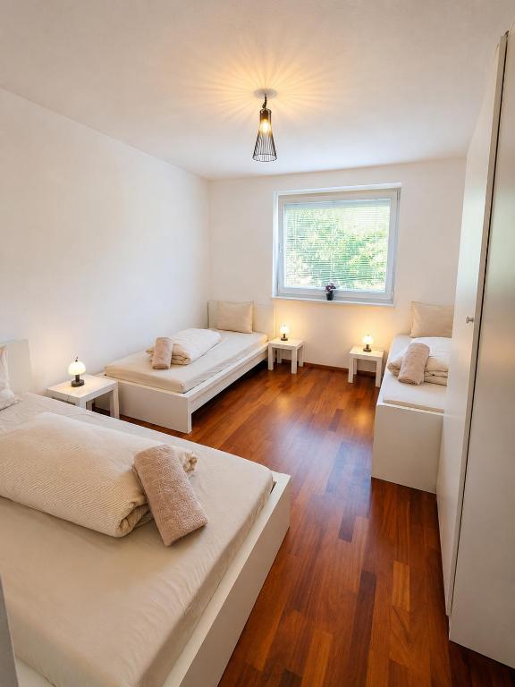 Mountain View Apartment Spacious Stay with 2 Parking - 4