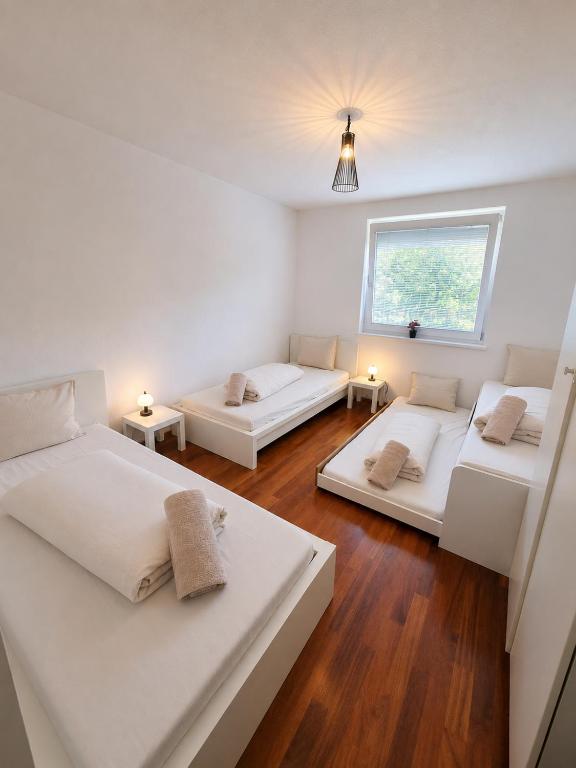 Mountain View Apartment Spacious Stay with 2 Parking - 5