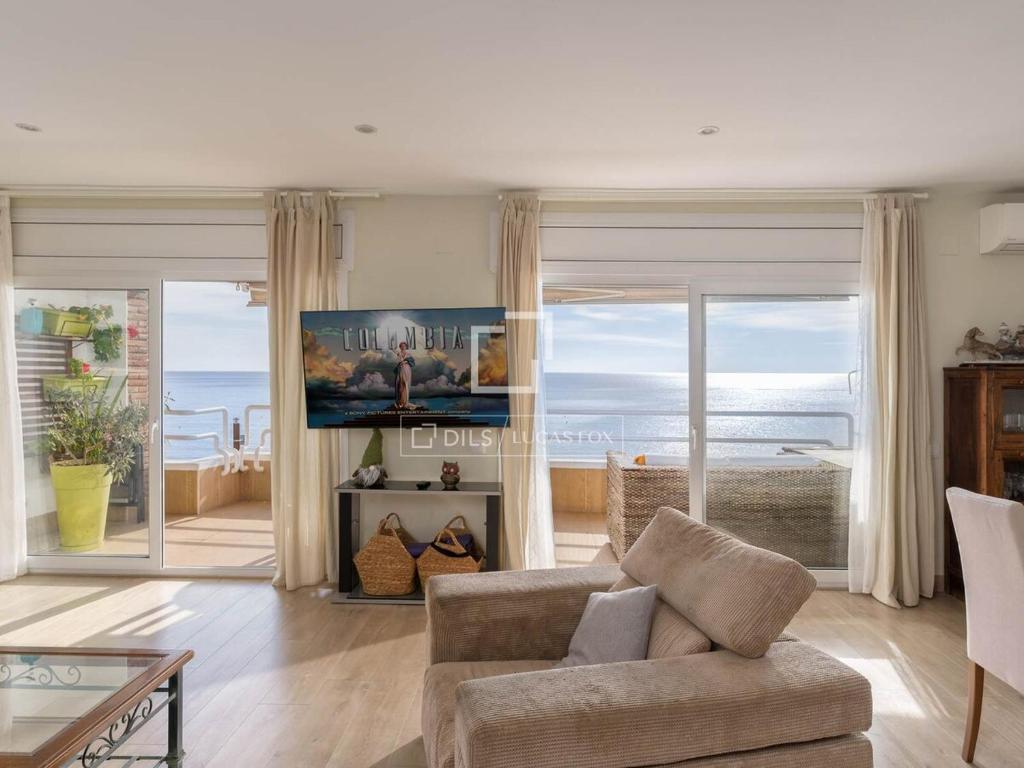 Incredible renovated apartment on the waterfront - 1