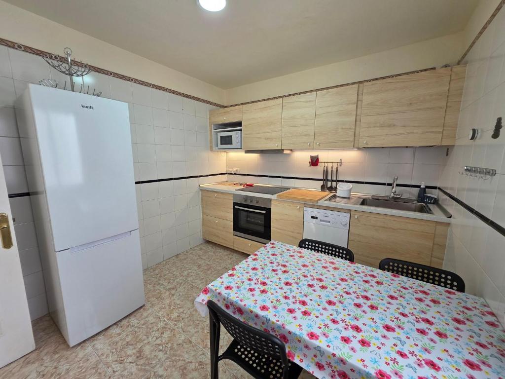 Charming 3-Bedroom Apartment in Corralejo, Lanzarote - 3