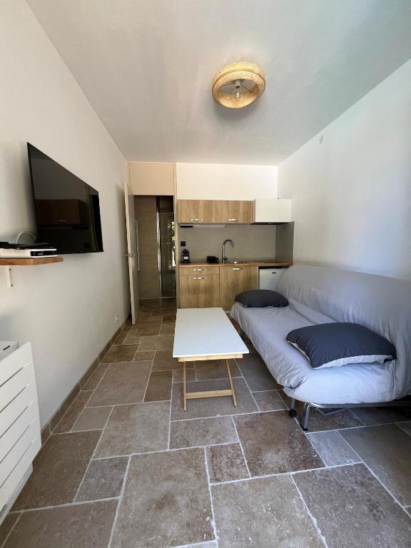 Charming air-conditioned studio with private pool - 5
