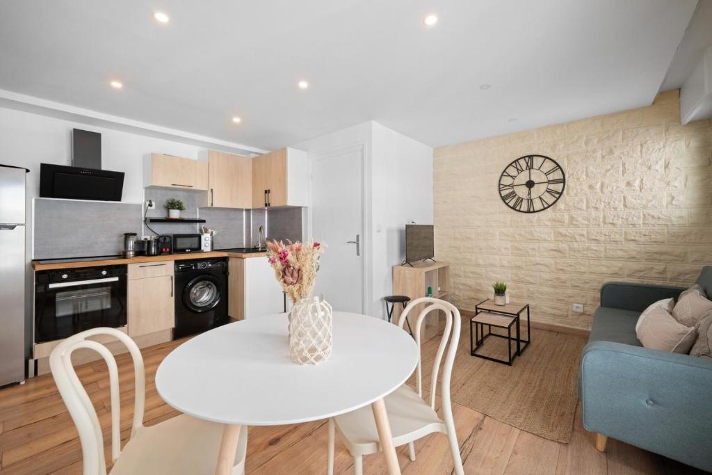 Beautifully Renovated with Charm - In the Port /AC - 4