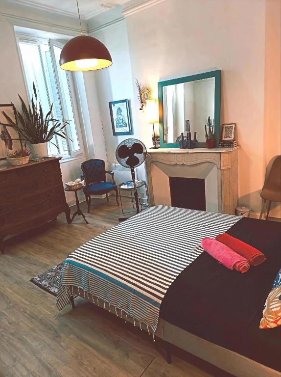 Chez l'habitant, propose Grande chambre Vieux port Marseille - 4
