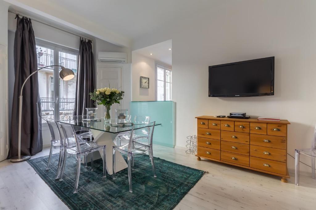 Centrally located modern 2 Bed apartment in Cannes with aircon and high ceilings and modern design 696 - 5