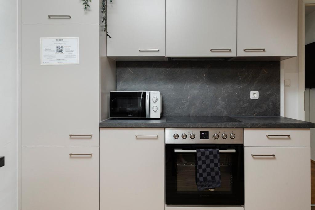 Quiet Courtyard Altstadt Suite - 3BR & Free Parking by HERO HOMES Graz - 4