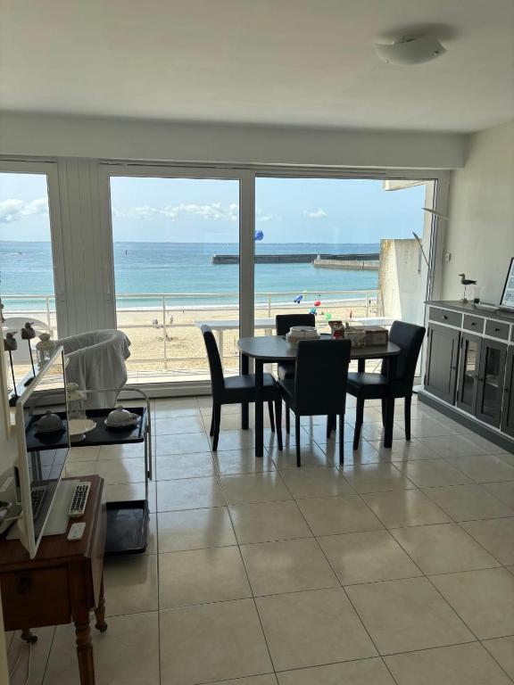 Apartment facing the large beach - 2