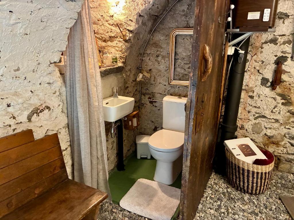 THE OLD CELLAR no shower! - 4