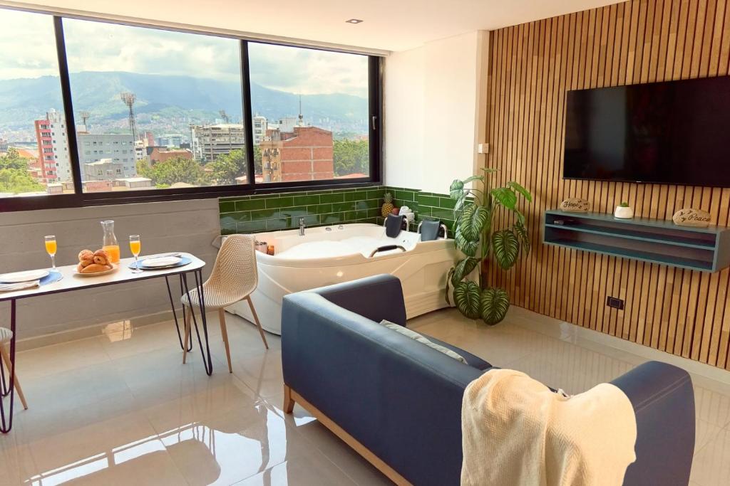 Rosa Negra Luxury Suite w/ Jacuzzi Near Stadium - 1