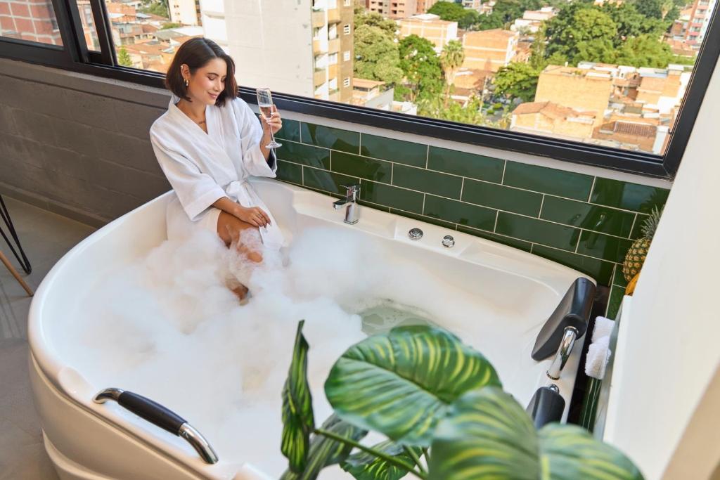 Rosa Negra Luxury Suite w/ Jacuzzi Near Stadium - 4