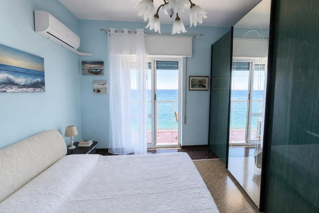 -Luxury Sea View Apartment- Beachfront Escape - 4