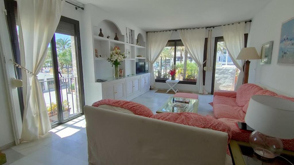 Puerto Banús, 1 dormitorio, 3 plazas, piscinas y parking, Ubicacion optima - 1