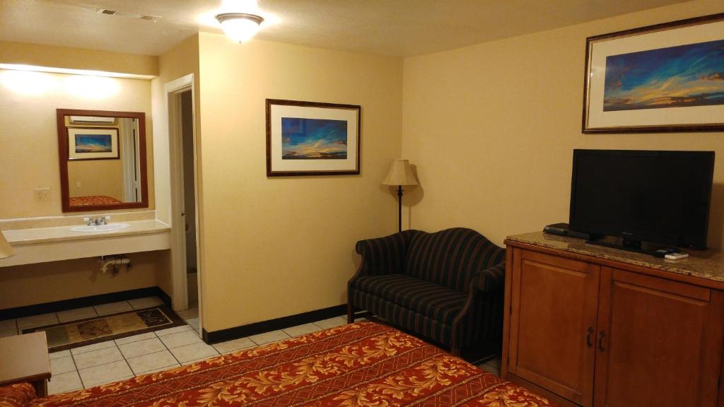 Country Regency Inn & Suites photo