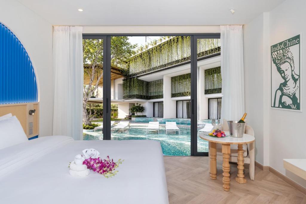 Swimming pool