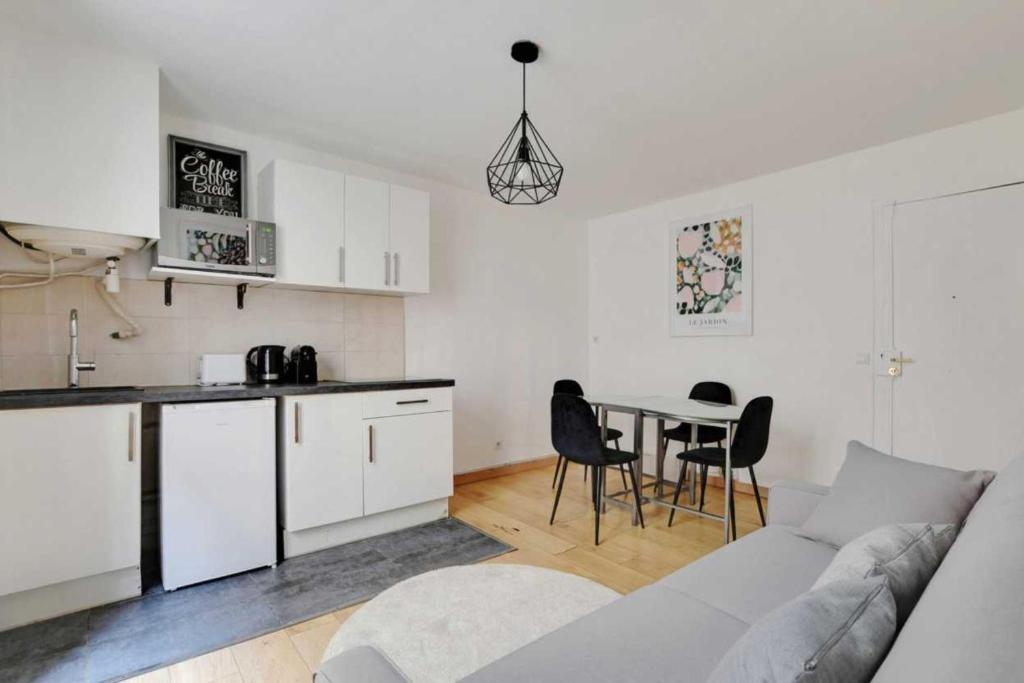 Urban Chic Apartment in Central Paris - 2