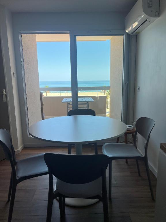 Sea view apartment with direct beach access for 4 people - 4