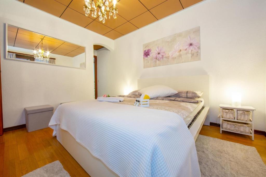Chiara's Home with Balcony - Happy Rentals - 5