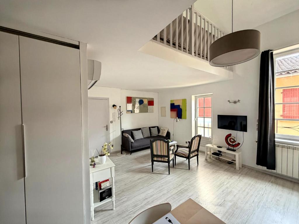 Elegant and cozy 2 bedrooms appartement with private parking - 1