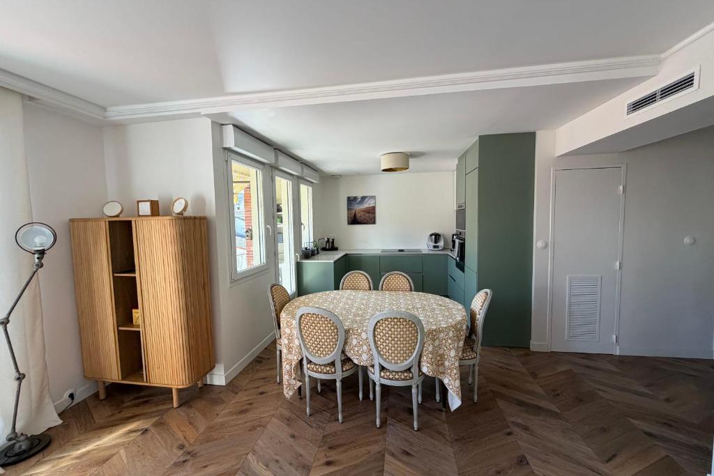 Large 105m Apt with Terrace & Parking - 2